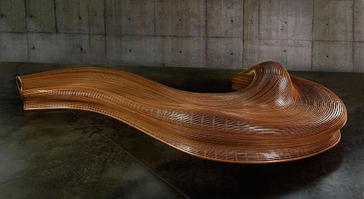 Amada Bench – ספסל עץ מעוצב שזורם בכלל הבית